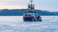 Eis auf der Ostsee: Eis macht Probleme - Eisbrecher befreit Schiffe