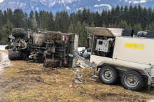 Rettungshubschrauber im Einsatz: Muli kippt um, Fahrer verletzt