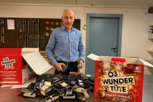 Dieser Schulwart sammelte 1300 alte Handys für den guten Zweck