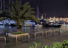 V Dalmaciji neurje z močnim jugom in osem metrov visokimi valovi poplavilo več obalnih mest