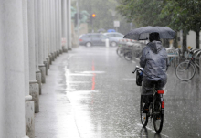 Padavine bodo do večera ponehale, a na jasnino bo treba počakati do nedelje