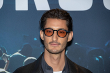 Benutztes Taschentuch von Filmstar Pierre Niney bringt Vermögen ein