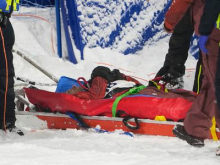 Nov nevaren padec na OI: tekmovalec nepremično obležal v snegu