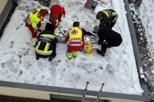 Schneeräumung: Personenrettung nach Sturz von Hausdach in Villach