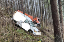 Wegen Glatteis: Auto rutschte 40 Meter ab, Fahrer konnte noch rausspringen