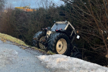 Vorau: Traktor in Bachbett gefahren, Fahrer verschwunden