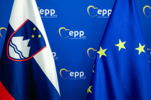 Skupini S&D in Renew kritični do udeležbe evropskih komisarjev na novinarski konferenci EPP-ja