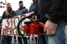 Skupina kmetov se je protestno zbrala pred DZ-jem: Zahtevamo, da nas jemljejo resno