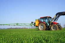 Von Alkolenker ungebremst erfasst: Bauer aus Traktor geschleudert