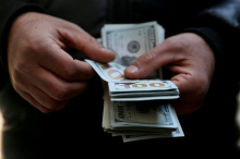 Trump pohvalil pogovore z Iranom, nato pa napovedal dodatne carine za države, ki poslujejo z njim