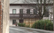 Na Ajdovskem se je avtomobil zaletel v hišo, umrli so trije ljudje