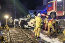 Bei Schladminger Bahnhof: Pkw fiel auf Gleise und überschlug sich