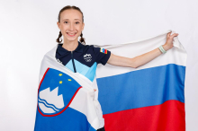 Zaljubljenka v knjige, ki dokazuje, da na smučeh vedno skoči med najboljše