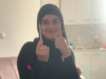 OTKRIVENO KO JE OTAC BLOKADERKE KOJA POZIRA S DROGOM! Iver ne pada daleko od klade: Evo čime se sve bavi njen otac