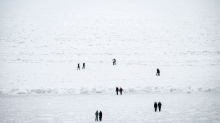Eis auf der Ostsee: Menschen wandern auf zugefrorener Ostsee - Polizei warnt