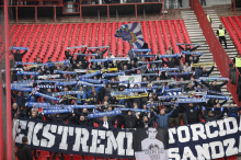 BLOKADERI IM TRČALI U ZAGRLJAJ, A SADA NOVOPAZARCI SKANDIRAJU NASERU ORIĆU! Skandal pred utakmicu sa Zvezdom, huligani vikali 