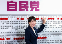 Takaiči se je tveganje izplačalo s prepričljivo zmago, a izziv so javne finance in odnosi s Kitajsko