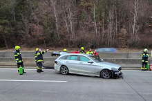 Krumpendorf: Kleinkind und Mutter nach Unfall auf A2 aus Auto befreit