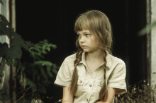 Stidljivo otvorila košuljicu i pokazala rezove nožem po trbuhu: Maloj Vranjanki (10) su bugarski vojnici zaklali majku i oca, niko ne zna kako je preživela