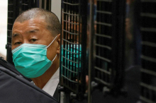 Do Kitajske kritičnega medijskega mogotca Laija v Hongkongu obsodili na 20 let zapora