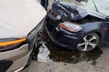 Zu schnell unterwegs: 37-Jähriger verlor Kontrolle über Auto und schleuderte über Verkehrsinsel