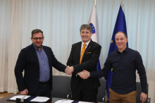 Obrambni minister in dispečerji podpisali stavkovni sporazum. Spletna stran SPIN znova deluje.