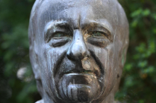 Missbrauchsvorwürfe: Das Land Steiermark kann dem SOS-Gründer die Ehrenzeichen nicht aberkennen