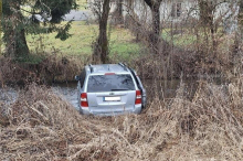 Auto machte sich selbstständig: Von der Waschanlage in den Bach