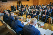 Medtem ko Bratušek in Mesec branita zvišanje minimalne plače, Golob ugotavlja, da to 