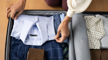 Faltenfreie Kleidung: Richtig falten für die Reise: So bleiben Ihre Hemden knitterfrei im Koffer