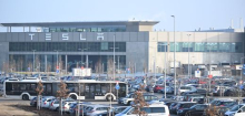 Tesla lässt IG Metall-Mitglied bei Betriebsratssitzung in Werk Grünheide abführen