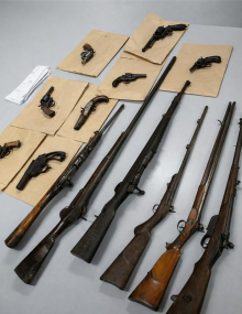 Policisti med hišno preiskavo zasegli več kosov orožja, tudi vojaškega