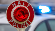 Kriminalität: Mit Waffen im Auto - Polizei stoppt Mann an Grenze