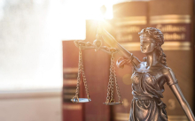 Za organizacijo tihotapljenja orožja v počitniški prikolici pet let zapora