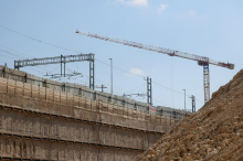 Nesreča na gradbišču Emonike: po padcu z višine huje poškodovana ena oseba