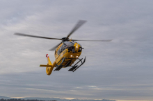 Radunfall: Bub (10) am Gehsteig von Auto erfasst: Hubschraubereinsatz