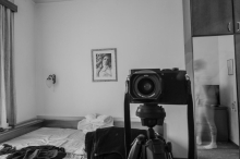 Tadej Vaukman manifestira mizo pri vratih: 