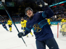 Olimpijski prvaki Finci proti sosedom Švedom do prve zmage