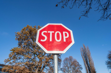 „Stopp“ und „Vorrang“: 17 Verkehrsschilder in Kärnten gestohlen