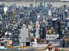 Danas su Zimske zadušnice: Pomolite se za duše umrlih, a ovo bi trebalo da ponesete na groblje