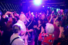 Tanzen mit Rollator: Kärntner DJ legt für Senioren in Wiener Disco auf