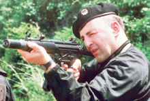 Drhtali su pred njima, ali su uspeli da ga slikaju! Isplivala slika hapšenja Arkana: Za policiju bio zverka, bežao iz zatvora sa 10 džempera, a pao je ovde!