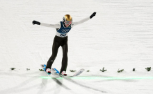 Nika Prevc v vseh treh skokih pri vrhu, Nika Vodan začutila bolečine v kolenu