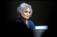Arundhati Roy se umika z Berlinala zaradi Wendersovih izjav, da bi filmarji morali biti apolitični