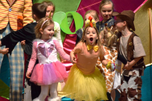 Kindermaskenball Niklasdorf: Ein buntes Meer mit Konfetti-Regen und Kinderlachen 