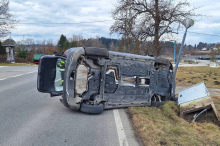 Pkw prallt am Klopeiner See gegen Stromkasten und Straßenlaterne 