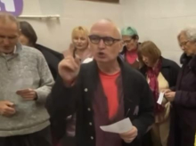 SKANDALOZNO PONAŠANJE! Blokaderi ponovo napravili incident, na tribini u Kuli monstruozno vređali patrijarha i SPC (VIDEO)