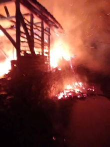 DRAMA KOD PROKUPLJA: Vatra guta objekat, vatrogasci se bore sa vatrenom stihijom! Sumnja se da je neko namerno podmetnuo požar (FOTO)