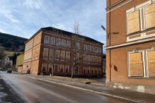 Ehemaliges Schulgebäude in Donawitz vegetiert vor sich hin
