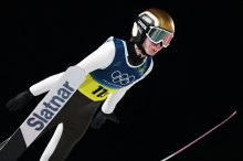 Ob veleslalomu zasledovalni biatlonski tekmi, zvečer pa ženski skoki